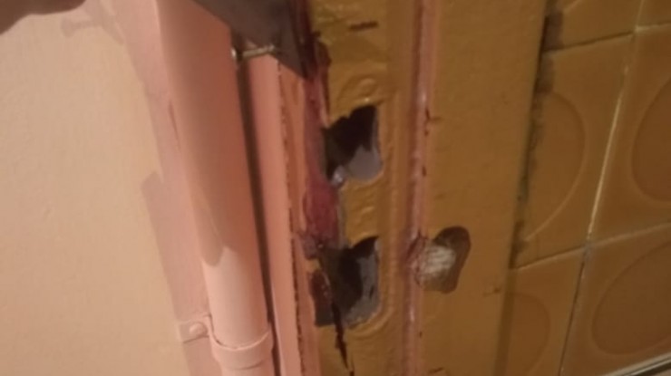 Malvivientes destrozaron la cerradura de una casa de departamentos